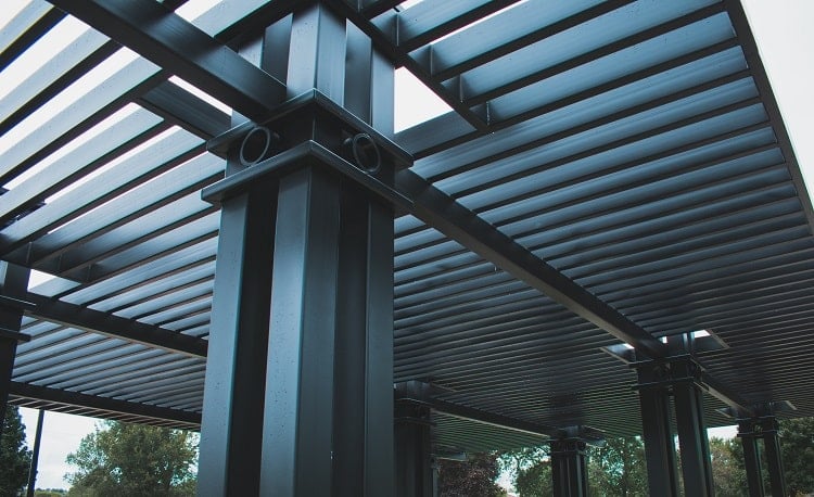 un exemple de pergola en acier