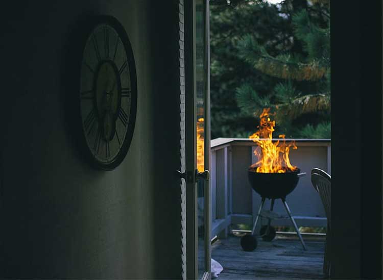 Ne laissez jamais un feu ou un barbecue sans intention 