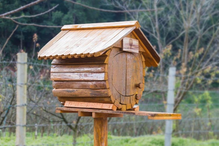 a couple of accents will bring life and sound into your farmhouse