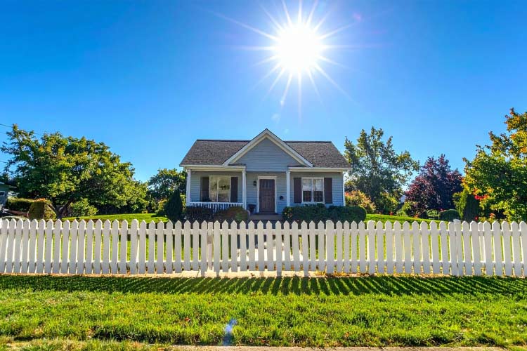 White picket fences are synonymous to the farmhouse style
