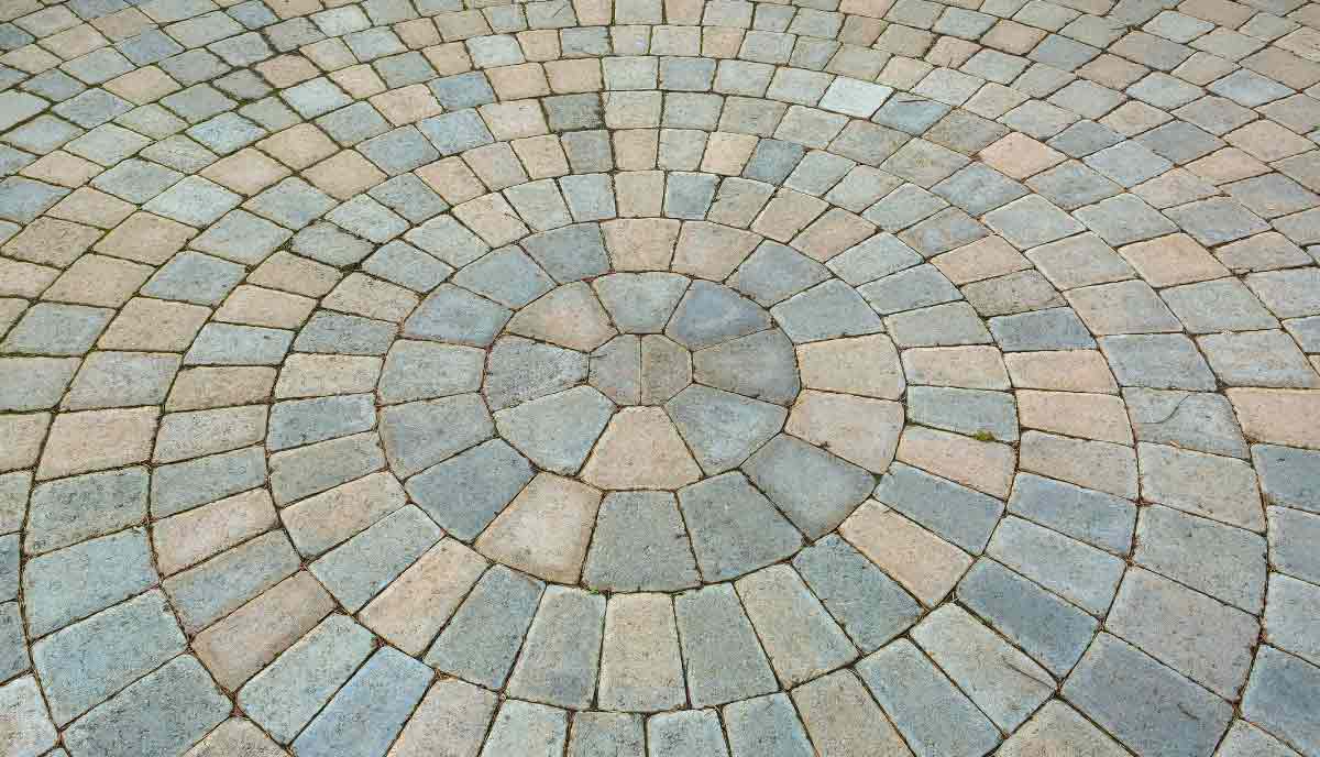 Circular pavers break rigidity in small square backyards