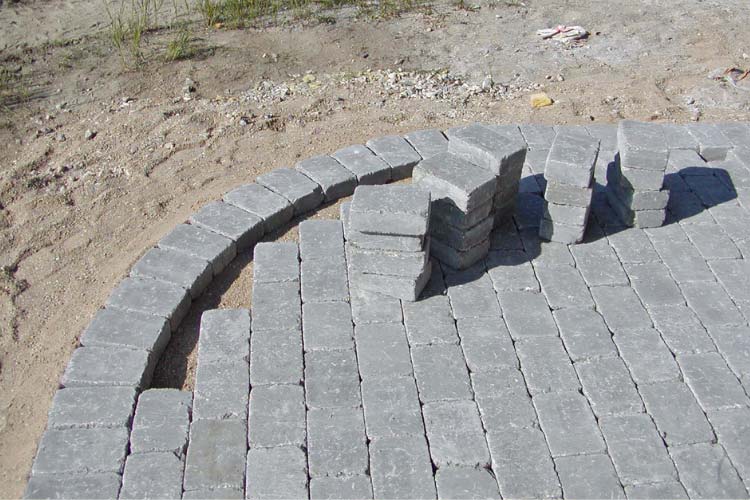 a simple design and a very clever use of pavers if you want to keep everything disciplined and intentional