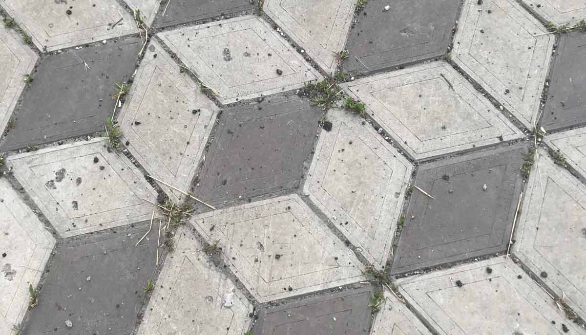 two tone small pavers add interest without the added clutter