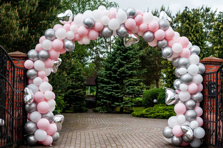 Balloon arches are all the hype right now